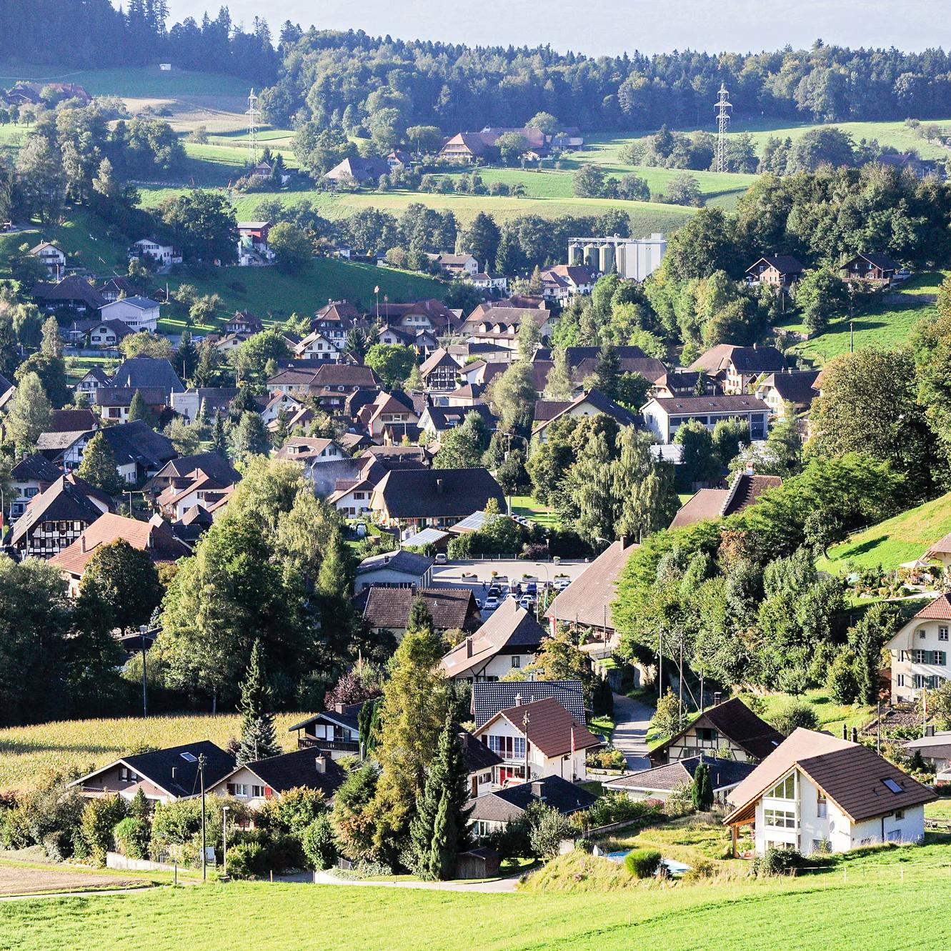 Dorfkern der Gemeinde Melchnau von weitem.
